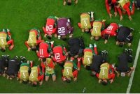 Pemain Maroko sujud syukur usai mengalahkan Spanyol di babak 16 besar Piala Dunia 2022 di Education City Stadium, Selasa (6/12/2022). [AFP]