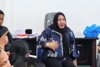 Rosi Wahyuni, anggota DPRD Barito Utara, menyarankan pedagang urus pindah KTP tempatnya berusaha.Foto.Delia Anisya Fitri/1tulah.com