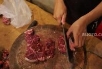 Penjual daging sapi menyiapkan daging pesanan pelanggan di salah satu los daging di Pasar Senen, Jakarta, Sabtu (26/2/2022). (foto : Jateng.suara.com)