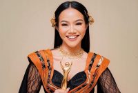 Batal Manggung di Suarabaya, Yura Yunita undang fans ke hotel tempatnya menginap. (Foto: instagram @yurayunita)