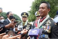Panglima TNI Jenderal TNI Andika Perkasa memberikan keterangan kepada awak media seusai mengikuti Upacara Peringatan HUT Ke-77 TNI di Istana Merdeka, Jakarta, Rabu (5/10/2022). Sumber foto : jakarta.suara.com