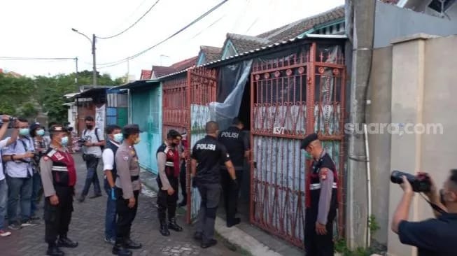 Penampakan saat polisi menggelar olah TKP kasus satu keluarga tewas di Kalideres, Jakbar. Sumber foto : suara.com