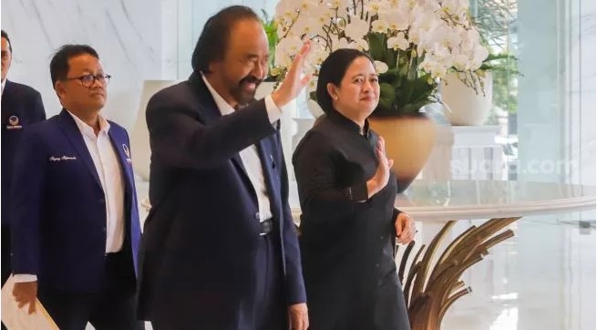 Ketua Umum Partai NasDem (Nasional Demokrat) Surya Paloh (kiri) bersama dengan Ketua DPP PDI Perjuangan Puan Maharani (kanan) jalan bersama usai menggelar pertemuan di Kantor DPP Partai NasDem, Jakarta Pusat, Senin (22/8/2022). [Suara.com/Alfian Winanto]
