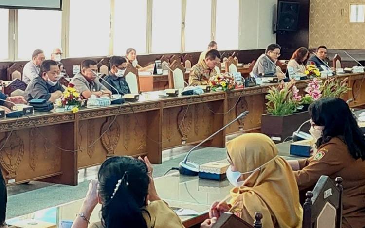 Rapat jajaran Anggota DPRD Kalteng bersama mitra kerja dari pemprov yang diikuti oleh Wakil Ketua Komisi II DPRD Kalteng, Rabu (7/12/2022). Foto: Humas DPRD Kalteng

