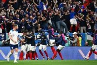 Para pemain Prancis merayakan gol penyerang #09 Olivier Giroud mencetak gol kedua timnya selama pertandingan sepak bola perempat final Piala Dunia Qatar 2022 antara Inggris dan Prancis di Stadion Al-Bayt di Al Khor, utara Doha, pada 10 Desember, 2022. Anne-Christine POUJOULAT / AFP
