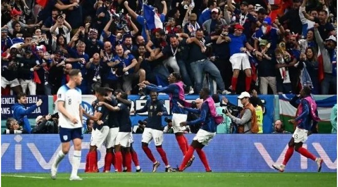 Para pemain Prancis merayakan gol penyerang #09 Olivier Giroud mencetak gol kedua timnya selama pertandingan sepak bola perempat final Piala Dunia Qatar 2022 antara Inggris dan Prancis di Stadion Al-Bayt di Al Khor, utara Doha, pada 10 Desember, 2022. Anne-Christine POUJOULAT / AFP
