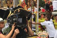 Sutradara Livi Zheng saat syuting film 