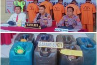 AKBP Yusfandi Usman, Kapolres Barsel (tengah) didampingi Kasatreskrim Iptu M. Saladin (kiri) dan Ipda Mulianto Kapolsek Karau Kuala (kanan) saat menggelar pres release serta barang bukti 7 jerijen berisi BBM jenis solar dengan total 230 Liter (bawah). Minggu (19/12/2022). 
Foto. Alifansyah/1tulah.com
