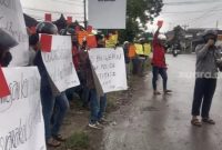 Warga yang tergabung dalam forum Masyarakat Solo Raya, melakukan aksi menolak kedatangan Anies Baswedan di Kota Solo. Penolakan itu dilakukan dengan membentangkan poster bernada penolakan di Kawasan Kelurahan Klodran, Kabupaten Karangannyar, Minggu (25/12/2022). [Suara.com/Budi Kusumo]