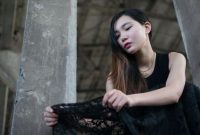 Ilustrasi perempuan mengenakan gaun hitam. (Pixabay/Vijay Hu)