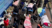 Pasien berbaring di tempat tidur dan tandu di lorong unit gawat darurat rumah sakit, di tengah wabah COVID-19 di Shanghai, China, 4 Januari 2023. (Foto: Reuters)