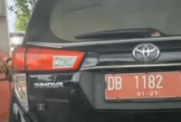 Mobil plat merah di Kota Manado, Sulawesi Utara, yang menandakan milik pemerintah terekam video mengisi BBM jenis Pertalite di SPBU. Sumber Foto : suara.com