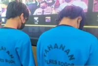 dan S tersangka pemerkosaan terhadap AR saat konferensi pers di Mapolres, Cibinong, Kabupaten Bogor, Jawa Barat, Senin (2/1/2023). Sumber foto : suara.com