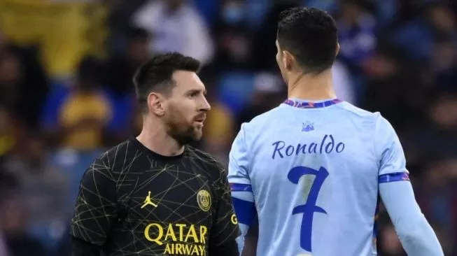 Penyerang Paris Saint-Germain asal Argentina Lionel Messi (kiri) berjalan melewati penyerang Riyadh All-Star asal Portugal Cristiano Ronaldo (kanan). Sumber foto : suara.com