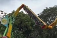 Wahana permainan Tornado di Dunia Fantasi (Dufan) Taman Impian Jaya Ancol mendadak berhenti. Kejadian tersebut sempat viral di media sosial. Sumber foto : Tangkapan layar video Instagram @jktnewss]