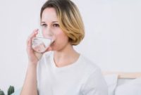 ilustrasi minum air putih (Freepik.com/freepik)