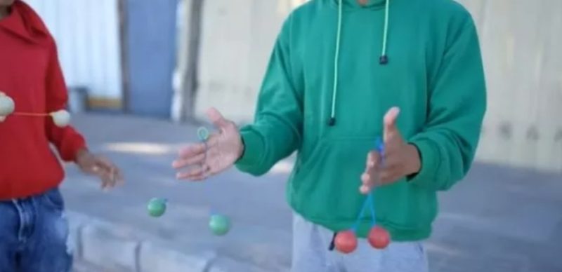 Permainan anak lato-lato (YouTube/Mikael TubeHD)