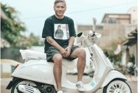 Foto gading marten sedang duduk di motor vespa modelan JB. Sumber foto :  @gadiiing