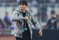 Gestur pelatih Timnas Indonesia, Shin Tae-yong pada laga semifinal Piala AFF 2022 kontra Vietnam di Stadion My Dinh, Hanoi, Senin (9/1/2023) malam WIB. [dok. PSSI]