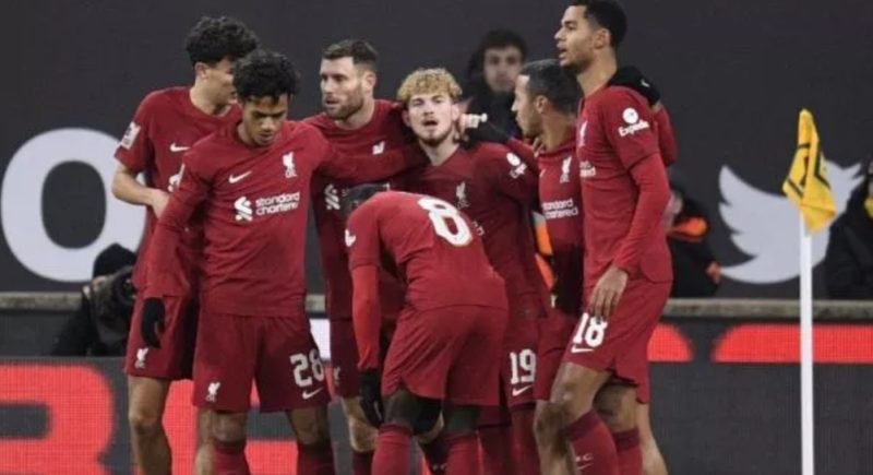 Gelandang Liverpool Harvey Elliott (tengah) melakukan selebrai setelah mencetak gol pertama timnya selama pertandingan putaran ketiga Piala FA antara Wolves vs Liverpool FC di stadion Molineux di Wolverhampton, Inggris tengah pada 17 Januari 2023. Oli SCARFF/AFP.
