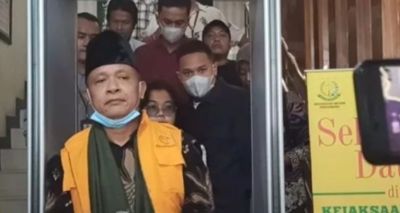 Mantan Rektor UIN Sultan Syarif Kasim Riau, Akhmad Mujahidin telah ditetapkan sebagai tahanan jaksa atas dugaan korupsi pengadaan jaringan internet pada tahun 2020-2021 oleh Kejari Pekanbaru, Riau, Jumat (21-10-2022). Antara/Annisa Firdausi
