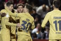 Penyerang Barcelona Robert Lewandowski (kiri) melakukan selebrasi dengan rekan-rekannya setelah mencetak gol kedua timnya selama babak 16 besar Copa del Rey Spanyol (Piala Raja) antara AD Ceuta vs Barcelona di stadion Alfonso Murube di Ceuta pada 19 Januari 2023. JORGE GUERRERO / AFP