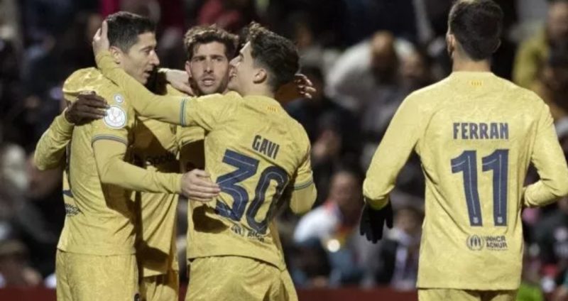 Penyerang Barcelona Robert Lewandowski (kiri) melakukan selebrasi dengan rekan-rekannya setelah mencetak gol kedua timnya selama babak 16 besar Copa del Rey Spanyol (Piala Raja) antara AD Ceuta vs Barcelona di stadion Alfonso Murube di Ceuta pada 19 Januari 2023. JORGE GUERRERO / AFP