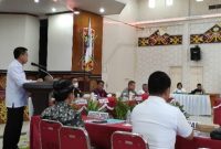 Sekda Mura Hermon memberikan arahan dalam konsultasi publik EPD Kabupaten Murung Raya tahun 2024-2026, di GPU Tira Tangka Balang Puruk Cahu, Rabu (18/01/2023). (foto : Suroso/1tulah.com)