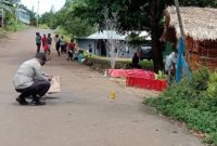 Petugas memeriksa di lokasi pelemparan bom yang terjadi di rumah jurnalis senior Victor Mambor. [Dok. AJI Jayapura]