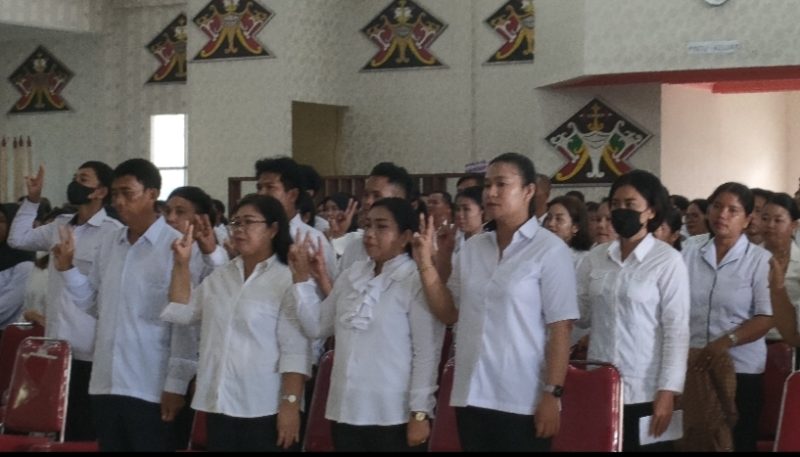 Ratusan PPS se Murung Raya dilantik dan diambil sumpahnya oleh ketua KPU Mura Sanjaya Rabu 24 Januari 2023 di GPU Tira Tangka Balang. (foto : Suroso/1tulah.com)