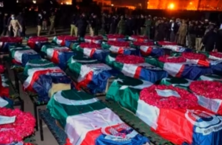 Petugas keamanan dan petugas penyelamat berkumpul di lokasi bom bunuh diri, di Peshawar, Pakistan, Senin, 30 Januari 2023. (Foto: AP)