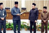 Wakil Bupati Barito Utara, Sugianto Panala Putra didampingi Sekda Drs Muhlis menyerahkan draf raperda kepada Wakil Ketua I DPRD Parmana Setiawan didampingi Wakil Ketua I Sastra Jaya dalam rapat paripurna, di Muara Teweh, Rabu (18/1/2023).Foto.Delia Anisya Fitri