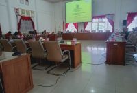 Bapemperda DPRD Barsel saat menggelar rapat bersama pemerintah daerah setempat, di Buntok, Kamis (12/1/2023). 
Foto. Alifansyah/1tulah.com
