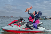 Ria Ricis dan suaminya, Teuku Ryan tuai kecaman warganet usai ajak anaknya Moana bermain jet ski. (Foto: instagram @riaricis1795)