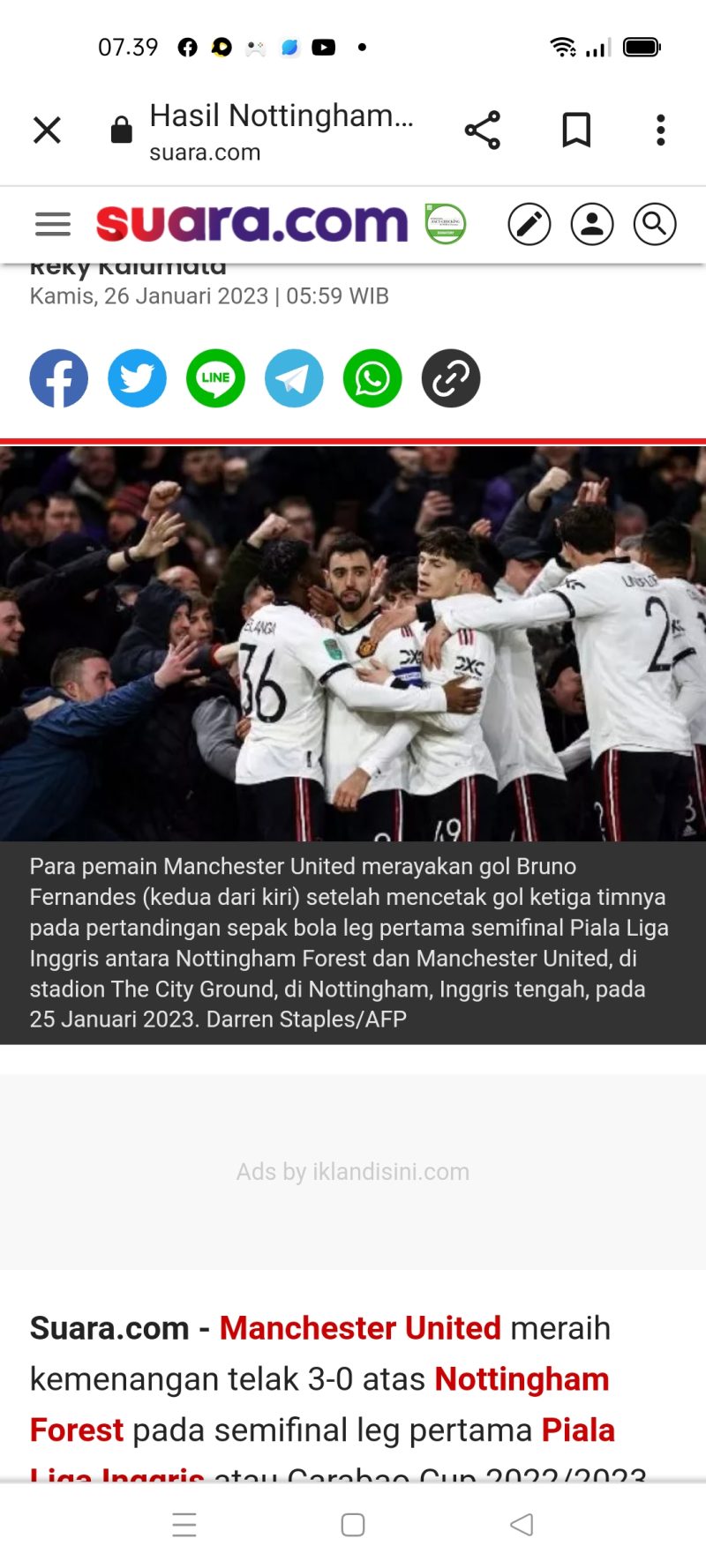 Para pemain Manchester United merayakan gol Bruno Fernandes (kedua dari kiri) setelah mencetak gol ketiga timnya pada pertandingan sepak bola leg pertama semifinal Piala Liga Inggris antara Nottingham Forest dan Manchester United, di stadion The City Ground, di Nottingham, Inggris tengah, pada 25 Januari 2023. Darren Staples/AFP