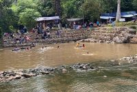 Wisata Danau air DAM Trinsing yang ramai dikunjungi warga ketika liburan. Anggota DPRD Barut, Suhendra mengajak untuk menjaga Destinasi wisata. Foto.Delia Anisya Fitri/1tulah.com