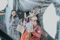 Sumarni Laman (kiri) tergerak untuk terus menempuh aktivisme setelah karhutla di Kalimantan tahun 2019 (Courtesy: Ranu Welum Foundation)