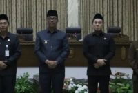Wakil Bupati Sugianto Panala PUtra didampingi Sekda, foto bersama dengan wakiul Ketua I DPRD, usai rapat paripurna Raperda ketertiban umum, Selasa (24/01/2023). Foto.Delia Anisya Fitri/1tulah.com 
