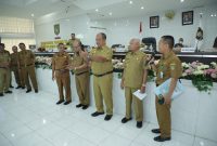 Penandatanganan perjanjian kinerja dengan Bupati Asahan yang dirangkai dengan Rakorpem perdana di tahun 2023, dilaksanakan di Aula Melati Kantor Bupati Asahan, Selasa (10/01/2023).