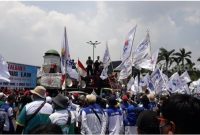 Massa buruh saat berujuk rasa menolak UU Omnibus Law Cipta Kerja di gedung DPR RI. (Suara.com/Bagaskara)
