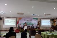 Salah seorang pembicara pada sesi Green Editor Forum Adhyta Firselly Utami atau Afu (berdiri) saat menyampaikan materi tentang ekonomi hijau di hadapan peserta Konferensi Nasional Jurnalis Lingkungan Hidup (KNJLH+), di Depok, Kamis (19/1/2023).Foto: SIEJ
