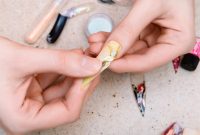 Penggunaan fake nails dapat berdampak buruk loh. (Foto: freepik)