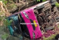 Bus rombongan hajatan dari Cimande Bogor terguling di Cilincing Jakarta Utara. Sumber foto : suara.com
