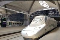 Kereta api berkecepatan tinggi di stasiun King Abdullah Economic City, dekat kota Jeddah, Arab Saudi. Sumber foto : voaindonesia.com