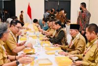 Presiden makan siang bersama dengan peserta dan undangan dalam Rapat Koordinasi Nasional (Rakornas) Kepala Daerah dan Forum Koordinasi Pimpinan Daerah (Forkopimda) Tahun 2023 di Sentul International Convention Center (SICC). Sumber foto : suara.com