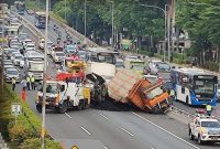 Kecelakaan truk di Tol Dalam Kota. Sumber foto : Instagram @jktinfo 