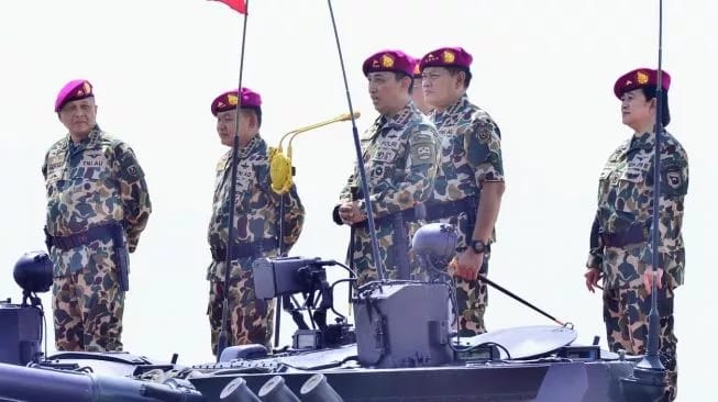 Kapolri Jenderal Listyo Sigit Prabowo disematkan menjadi warga kehormatan Korps Marinir oleh Panglima TNI Laksamana Yudo Margono di Pulau Damar, Kepulauan Seribu, Jakarta, pada Selasa (24/1/2023). Sumber foto : suara.com