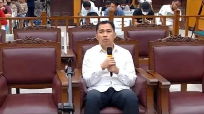 Majelis hakim minta mantan Wakaden B Biro Paminal Arif Rahman Arifin jujur. Sumber foto : suara.com 