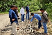 Wakil Ketua (Waket) II DPRD Kalteng, Jimmy Carter (menunjuk jalan rusak) saat melakukan peninjauan jalan lintas provinsi di wilayah Kabupaten Barito Utara. Foto: Humas DPRD Kalteng