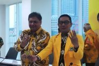 Gubernur Jawa Barat Ridwan Kamil bersama Ketua Umum partai Golkar Airlangga Hartarto. [Suara.com/Bagaskara]
